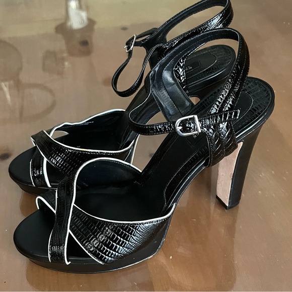 Classic white house black market leather open toe pumps! Size 10 - Picture 3 of 5